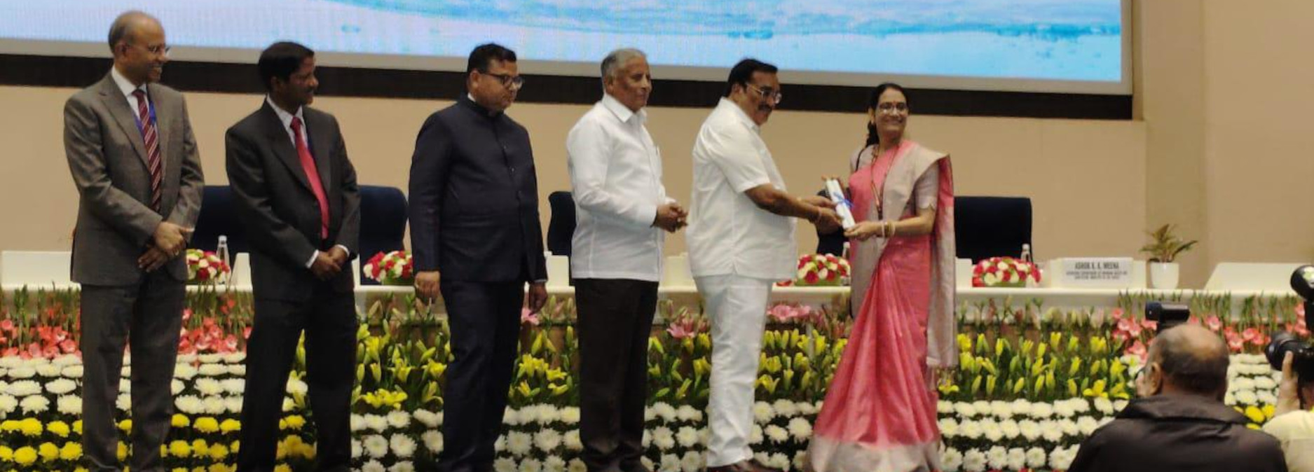 Smt. Shobha Gupta, Director General Defence Estates (DGDE), receiving Jal Sanchay Jan Bhagidari (JSJB) 1.0 Award on 18 November 2025 under the “Best Partner Ministries/Departments” category for her department’s outstanding contribution to the field of water conservation