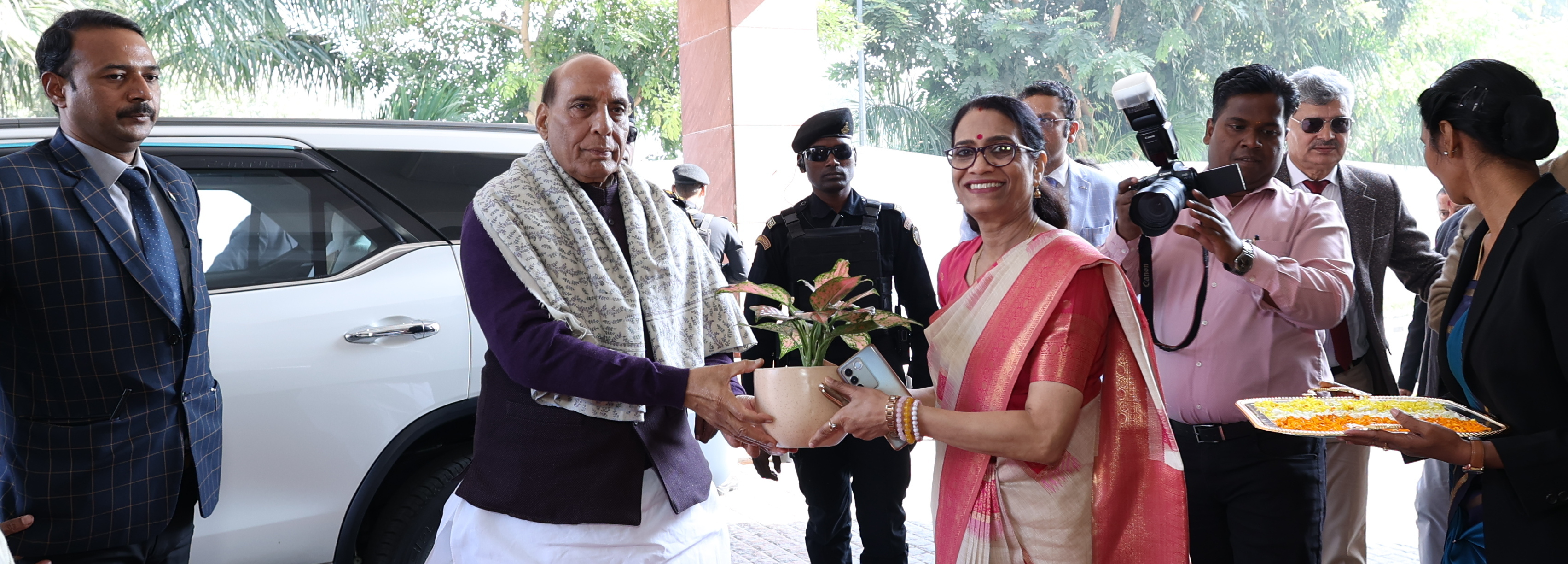 श्रीमती शोभा गुप्ता, महानिदेशक, रक्षा सम्पदा रक्षा संपदा दिवस 2025 समारोह के अवसर पर माननीय रक्षा मंत्री श्री राजनाथ सिंह का स्वागत करते हुए