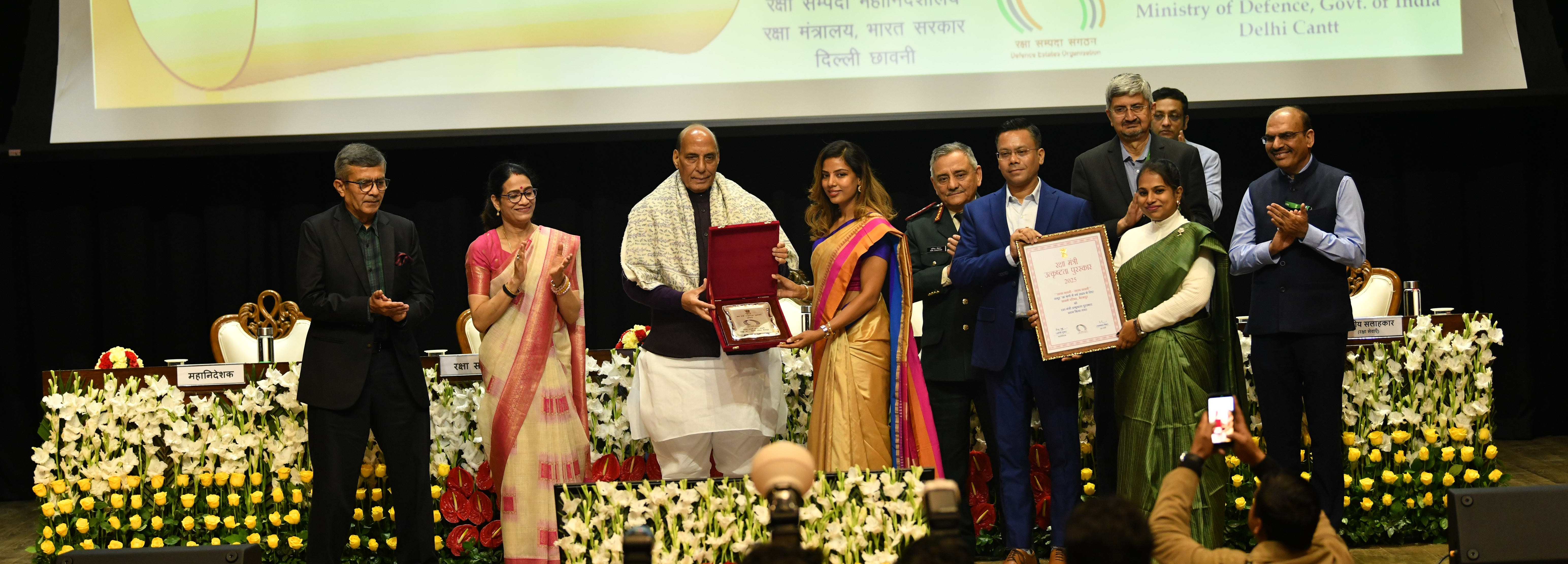 Shri Rajnath Singh, Hon’ble Raksha Mantri presenting Raksha Mantri’s Award for Excellence in the category Swachha Chhawani – Swastha Chhawani to Cantonment Board Barrackpore.