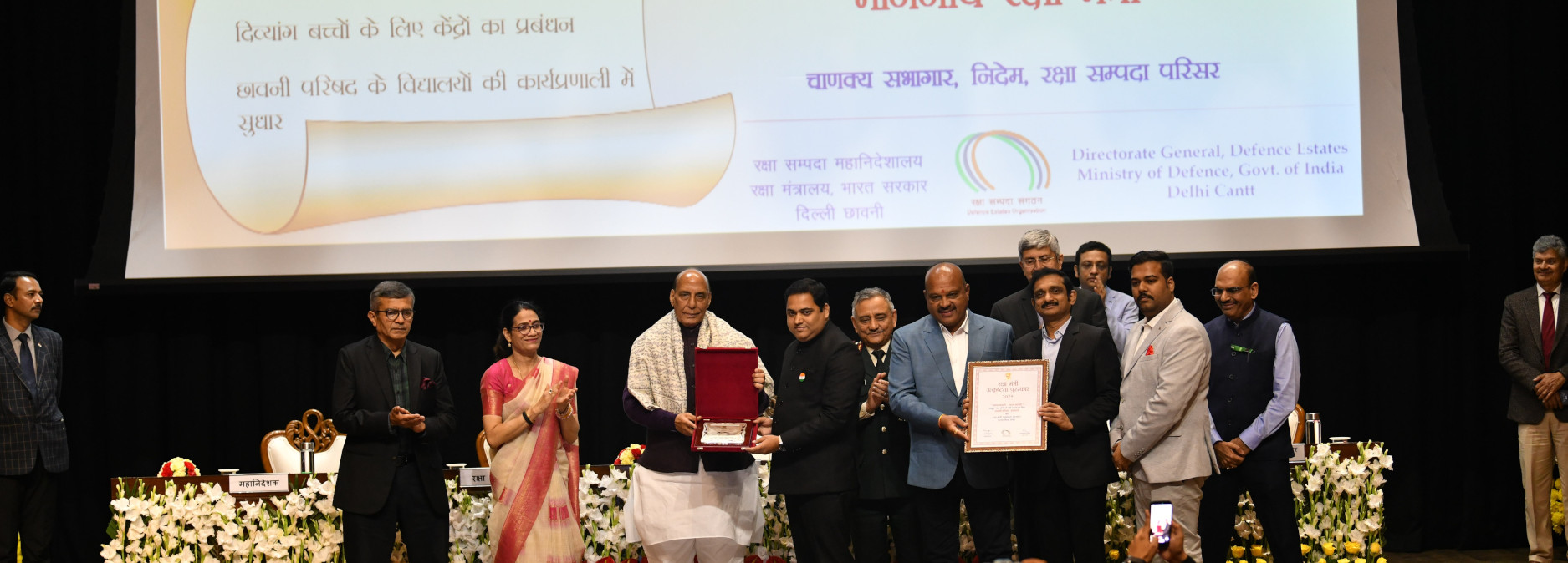 Shri Rajnath Singh, Hon’ble Raksha Mantri presenting Raksha Mantri’s Award for Excellence in the category Swachha Chhawani – Swastha Chhawani to Cantonment Board Deolali.