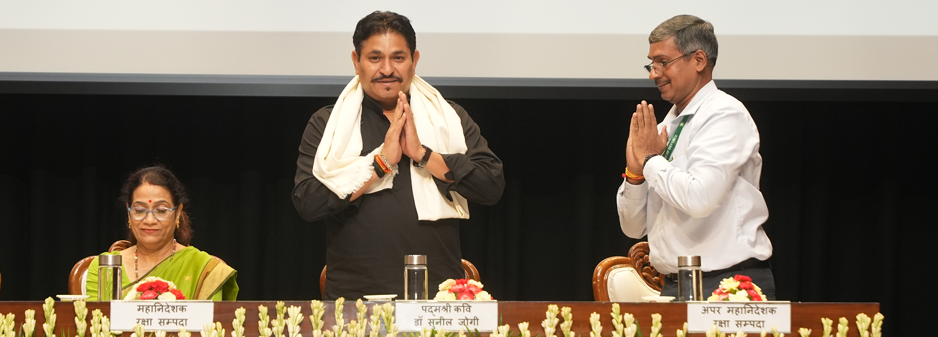 अपर महानिदेशक, रक्षा सम्पदा श्री एन वी सत्यनारायण हिन्दी पखवाड़ा समापन एवं पुरस्कार वितरण समारोह, 2026 के दौरान पद्मश्री कवि डॉ सुनील जोगी (विशिष्ट अतिथि) का स्वागत करते हुए