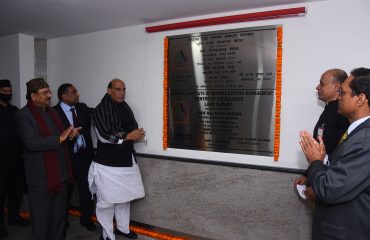 माननीय रक्षा मंत्री श्री राजनाथ सिंह दिल्ली छावनी स्थित राष्ट्रीय रक्षा संपदा प्रबंधन संस्थान में भूमि सर्वेक्षण उत्कृष्टता केंद्र का उद्घाटन करते हुए