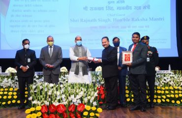 Shri Rajnath Singh, Hon'ble Defence Minister distributing awards to officers and employees of Defence Estates Organisation for outstanding work in Defence Land Survey