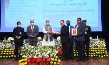 Shri Rajnath Singh, Hon'ble Defence Minister distributing awards to officers and employees of Defence Estates Organisation for outstanding work in Defence Land Survey;?>