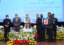 Shri Rajnath Singh, Hon'ble Defence Minister distributing awards to officers and employees of Defence Estates Organisation for outstanding work in Defence Land Survey;?>