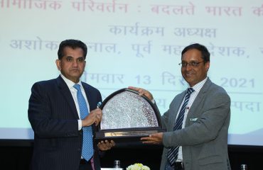 मुख्य अतिथि श्री अमिताभ कांत, सीईओ, नीति आयोग, 6वें रक्षा संपदा दिवस व्याख्यान के दौरान रक्षा संपदा के तत्कालीन महानिदेशक श्री अजय कुमार शर्मा से स्मृति चिन्ह प्राप्त करते हुए