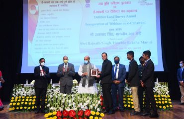 Shri Rajnath Singh, Hon'ble Defence Minister distributing awards to officers and employees of Defence Estates Organisation for outstanding work in Defence Land Survey