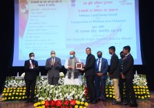 Shri Rajnath Singh, Hon'ble Defence Minister distributing awards to officers and employees of Defence Estates Organisation for outstanding work in Defence Land Survey;?>