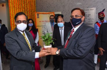 Shri Sanjeev Mittal, FA (DS) being welcomed by Shri Ajay Kumar Sharma, the then Director General Defence Estates.