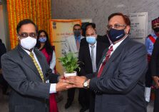 Shri Sanjeev Mittal, FA (DS) being welcomed by Shri Ajay Kumar Sharma, the then Director General Defence Estates.;?>