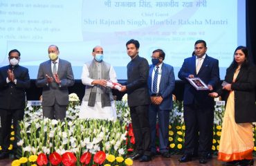 Shri Rajnath Singh, Hon'ble Defence Minister distributing awards to officers and employees of Defence Estates Organisation for outstanding work in Defence Land Survey