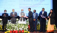Shri Rajnath Singh, Hon'ble Defence Minister distributing awards to officers and employees of Defence Estates Organisation for outstanding work in Defence Land Survey;?>