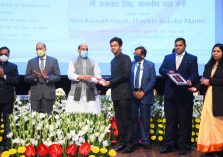 Shri Rajnath Singh, Hon'ble Defence Minister distributing awards to officers and employees of Defence Estates Organisation for outstanding work in Defence Land Survey;?>