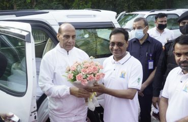 माननीय रक्षा मंत्री श्री राजनाथ सिंह का स्वागत रक्षा सम्पदा के तत्कालीन महानिदेशक श्री अजय कुमार शर्मा द्वारा किया गया।