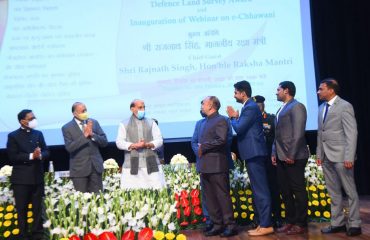 Shri Rajnath Singh, Hon'ble Defence Minister distributing awards for outstanding work in Defence Land Survey