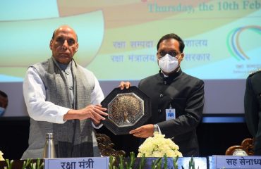 Shri Ajay Kumar Sharma, then Director General Defence Estates presenting a memento to Shri Rajnath Singh, Hon'ble Defence Minister