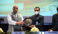 Shri Ajay Kumar Sharma, then Director General Defence Estates presenting a memento to Shri Rajnath Singh, Hon'ble Defence Minister;?>