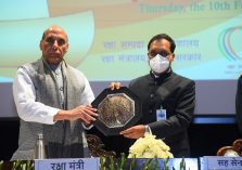 Shri Ajay Kumar Sharma, then Director General Defence Estates presenting a memento to Shri Rajnath Singh, Hon'ble Defence Minister;?>