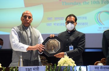 श्री राजनाथ सिंह, माननीय रक्षा मंत्री को श्री अजय कुमार शर्मा, तत्कालीन महानिदेशक रक्षा सम्पदा स्मृति चिन्ह भेंट करते हुए