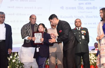 Shri Rajnath Singh, Hon'ble Defence Minister presenting the Defence Minister Excellence Award for the year 2022 to Allahabad Cantonment Board in the category 'Management of Centres for Disabled Children'