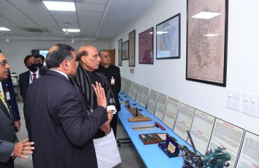 माननीय रक्षा मंत्री श्री राजनाथ सिंह ने दिल्ली कैंट स्थित राष्ट्रीय रक्षा संपदा प्रबंधन संस्थान के उत्कृष्टता भूमि सर्वेक्षण केंद्र का दौरा किया