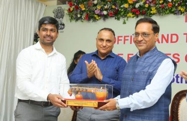 Shri Ajay Kumar Sharma, the then Directorate General Defence Estates receiving memento from Shri Harish Verma P, Defence Estates Officer, Visakhapatnam Circle