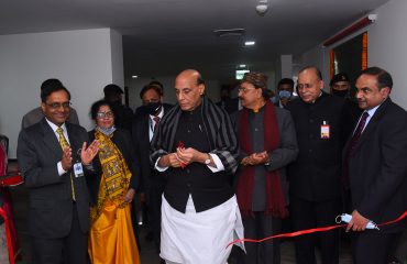 माननीय रक्षा मंत्री श्री राजनाथ सिंह दिल्ली छावनी स्थित राष्ट्रीय रक्षा संपदा प्रबंधन संस्थान में भूमि सर्वेक्षण उत्कृष्टता केंद्र का उद्घाटन करते हुए