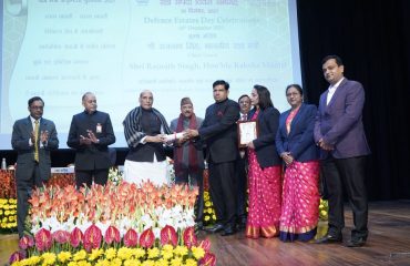 Shri Rajnath Singh, Hon'ble Defence Minister presenting the Defence Minister Excellence Award for the year 2021 to Pune Cantonment Board in the category “Improvement in Cantonment General Hospitals”