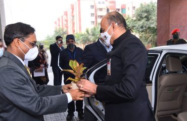 Dr Ajay Kumar, the then Defence Secretary being welcomed by Shri Ajay Kumar Sharma, the then Director General Defence Estates.