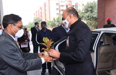 तत्कालीन रक्षा सचिव डॉ. अजय कुमार का स्वागत तत्कालीन रक्षा संपदा महानिदेशक श्री अजय कुमार शर्मा द्वारा किया गया।