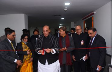 माननीय रक्षा मंत्री श्री राजनाथ सिंह दिल्ली छावनी स्थित राष्ट्रीय रक्षा संपदा प्रबंधन संस्थान में भूमि सर्वेक्षण उत्कृष्टता केंद्र का उद्घाटन करते हुए