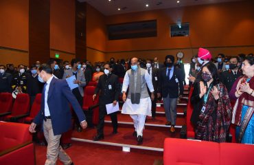 माननीय रक्षा मंत्री श्री राजनाथ सिंह चाणक्य ऑडिटोरियम में प्रवेश करते हुए