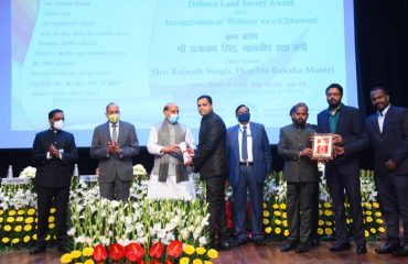 Shri Rajnath Singh, Hon'ble Defence Minister distributing awards to officers and employees of Defence Estates Organisation for outstanding work in Defence Land Survey