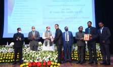 Shri Rajnath Singh, Hon'ble Defence Minister distributing awards to officers and employees of Defence Estates Organisation for outstanding work in Defence Land Survey;?>