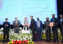 Shri Rajnath Singh, Hon'ble Defence Minister distributing awards to officers and employees of Defence Estates Organisation for outstanding work in Defence Land Survey;?>