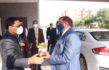 Shri Sanjeev Mittal, FA (DS) being welcomed by Shri Ajay Kumar Sharma, the then Director General Defence Estates.