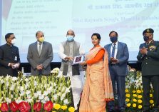 Shri Rajnath Singh, Hon'ble Defence Minister distributing awards to officers and employees of Defence Estates Organisation for outstanding work in Defence Land Survey;?>