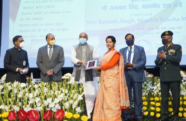श्री राजनाथ सिंह, माननीय रक्षा मंत्री रक्षा भूमि सर्वेक्षण में उत्कृष्ट कार्य के लिए रक्षा सम्पदा संगठन के अधिकारीयों एवं कर्मचारियों को पुरस्कार वितरित करते हुए