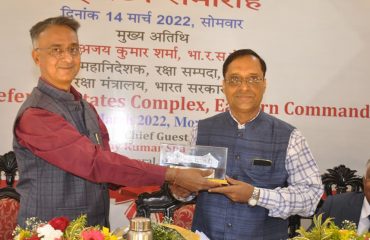 Presentation of memento to Shri Ajay Kumar Sharma, the then DG DE by Shri S.N. Gupta, PDDE, EC