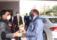 Shri Sanjeev Mittal, FA (DS) being welcomed by Shri Ajay Kumar Sharma, the then Director General Defence Estates.;?>