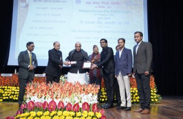 Shri Rajnath Singh, Hon'ble Defence Minister presenting the Defence Minister Excellence Award for the year 2021 to Defence Estate Office, Pune Division in the category “Land & Records Management”