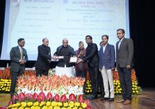 Shri Rajnath Singh, Hon'ble Defence Minister presenting the Defence Minister Excellence Award for the year 2021 to Defence Estate Office, Pune Division in the category “Land & Records Management”;?>