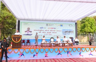 श्री राजनाथ सिंह, माननीय रक्षा मंत्री, श्री नागेश गार्डन, दिल्ली कैंट में योग उत्सव (19-05-2022) के अवसर पर उपस्थित जनसमूह को संबोधित करते हुए
