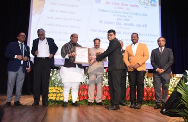 Shri Rajnath Singh, Hon'ble Defence Minister presenting the Defence Minister Excellence Award for the year 2022 to DEO, Chennai Division in the category “Land & Records Management”