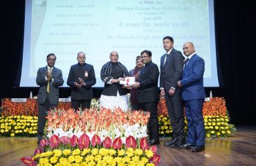 Shri Rajnath Singh, Hon'ble Defence Minister presenting the Raksha Mantri Excellence Award for the year 2021 to Defence Estate Office, Delhi Division in the category “Achievements in Digital Sector”