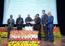 Shri Rajnath Singh, Hon'ble Defence Minister presenting the Raksha Mantri Excellence Award for the year 2021 to Defence Estate Office, Delhi Division in the category “Achievements in Digital Sector”;?>