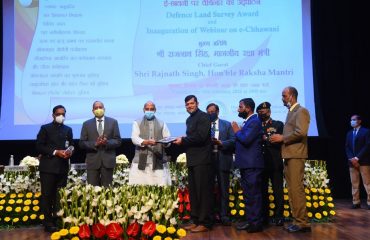 Shri Rajnath Singh, Hon'ble Defence Minister distributing awards to officers and employees of Defence Estates Organisation for outstanding work in Defence Land Survey