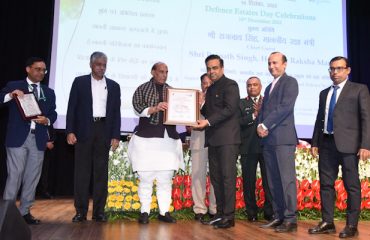 Shri Rajnath Singh, Hon'ble Defence Minister presenting the Raksha Mantri Excellence Award for the year 2022 in the category 