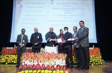 Shri Rajnath Singh, Hon'ble Defence Minister presenting the Defence Minister Excellence Award for the year 2021 to Nainital Cantonment Board in the category 