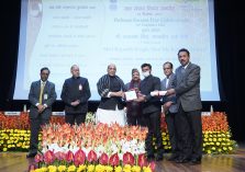 Shri Rajnath Singh, Hon'ble Defence Minister presenting the Defence Minister Excellence Award for the year 2021 to Nainital Cantonment Board in the category 